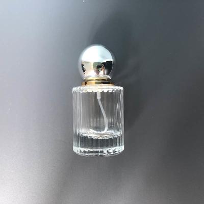 中国 30ML上限の香水瓶の球の帽子の携帯用縦線のガラス香水の潜水艦のびんの化粧品はびんの空のびんに吹きかける 販売のため