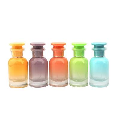 Chine La bouteille de parfum en gros de jet de la tache 30ml de fabricants, bouche de vis pulvérisent la bouteille de parfum en verre de gradient de couleur à vendre