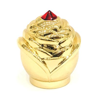 Китай Изготовленные на заказ роскошные крышки флакона духов металла Zamak цвета золота с красным камнем продается