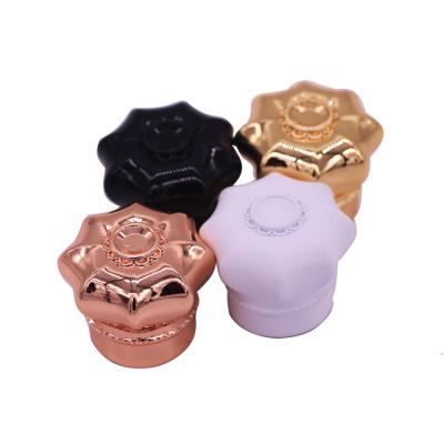 China Cubierta cristalina única del perfume de la aleación del cinc del diseño, cubierta de corona del metal de la forma de la flor en venta