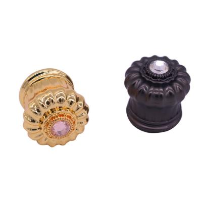 China Diseño magnético de la patente del casquillo del perfume de la aleación del cinc del diamante para las botellas de perfume vacías en venta