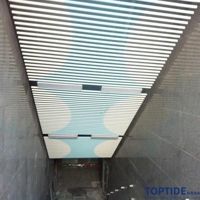 Chine Deux le profil en aluminium de revêtement de la couleur PVDF a suspendu la bande de plafond linéaire fausse en métal pour le couloir à vendre