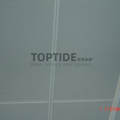 Chine Panneaux de plafond en aluminium perforés suspendus décoratifs en métal de mail à vendre