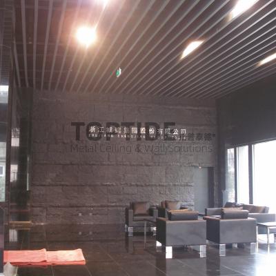 Китай Изогнутый приостанавливанный потолок металла обшивает панелями различные типы потолка офиса приостанавливанного продается