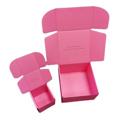 Chine Fabrication de boîtes à lettres boîtes ondulées de couleur personnalisées avec logo personnalisé imprimé, boîtes d'emballage de vêtements durables pour tissu à vendre