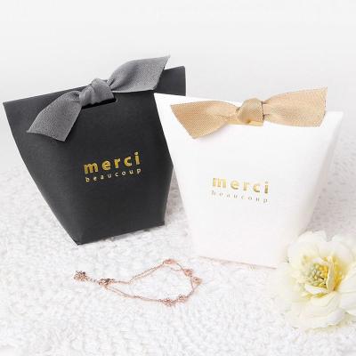 China Clothing Gift Jewelry Custom Printed Paper Bags 150gsm 210gsm 250gsm Thickness for sale