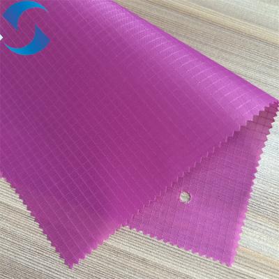 中国 190T Taffeta Fabric 0.3CM Ripstop Soft And Resilient Polyester 販売のため