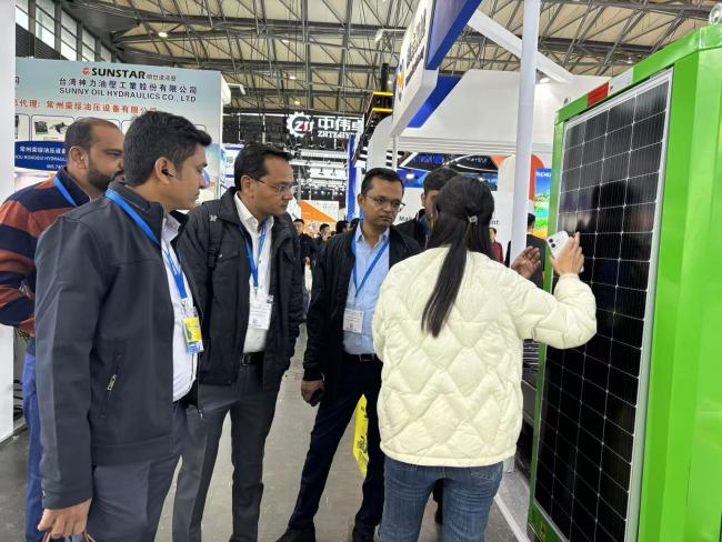 Large Solar Camera Trailer 3 Solar Panels Security Trailer With Built-in Cable Mast For Industrial Park Monitoring