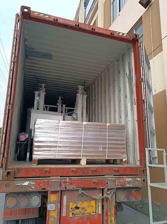 Large Solar Camera Trailer 3 Solar Panels Security Trailer With Built-in Cable Mast For Industrial Park Monitoring