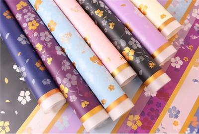 China Wrapping Paper packing printed  glossy flowers with a material solid color above the edge en venta