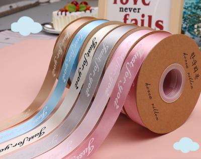 China Polyester ribbon flower gift box clothing accessories ribbon printed logo ribbon 50 yards/roll 2.5cm à venda