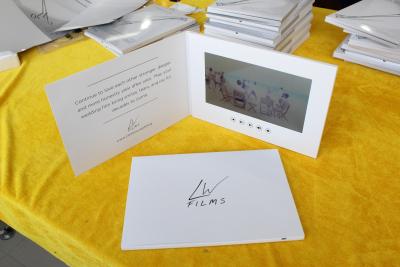 China Tarjeta video de encargo del folleto del folleto de felicitación de la pantalla LCD video material de papel de la tarjeta 10,1” para casarse la invitación en venta