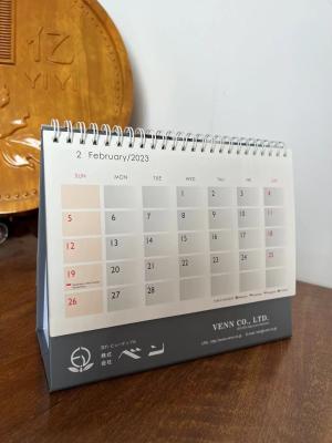 China Calendario de escritorio de papel con barniz UV en color PMS Paper IIIustrator 128gsm en venta