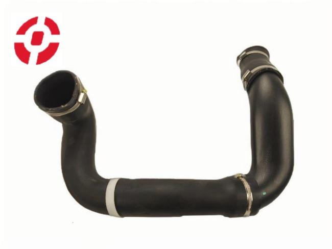 LR002589 Intercooler Coolant Hose installation view