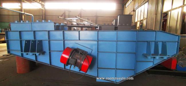Conveyor type vibrating shakeout machine