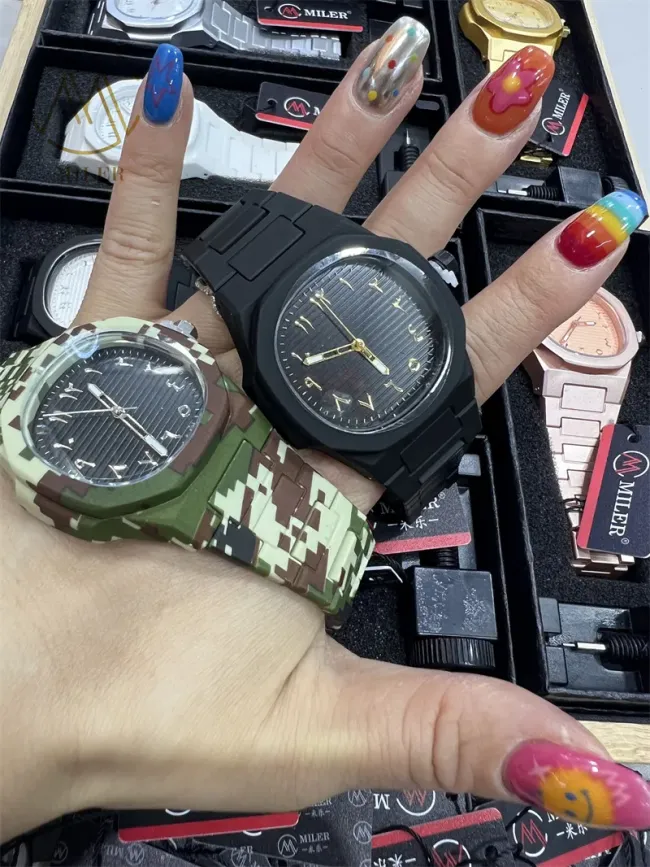 Wholesale Custom Logo Creative Design Durable Denim Quartz Wrist Watch with Secure Hook Buckle