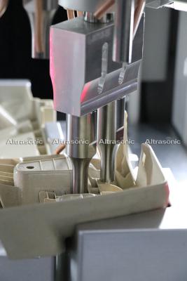 China Máquina ultrasónica múltiple de la soldadura por puntos 28Khz para las aletas de cola autos en venta