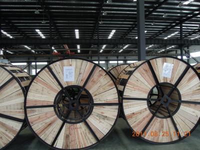 Chine Câble renforcé par acier en aluminium léger de conducteur d'ACSR avec l'emballage en bois de tambours à vendre
