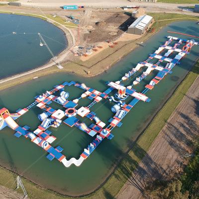 China 250 juegos inflables gigantes del parque del agua de las personas, curso inflable del Wipeout del certificado del TUV en venta