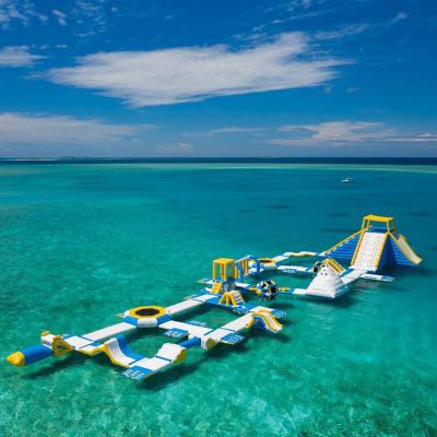 Chine Le parc aquatique gonflable de personnes des Maldives 125 pour la station de vacances dimensionne 82m*35m à vendre
