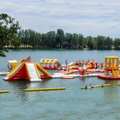 China Juegos flotantes inflables modificados para requisitos particulares libres del parque del agua del lago design en venta