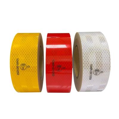 China Material acrílico blanco amarillo rojo ECE 104R adhesivo de cinta reflectante para automóviles en venta