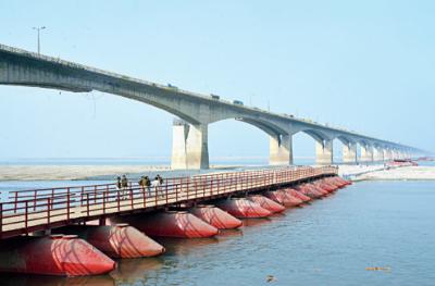 Chine L'acier de construction de pont de flottement de ponton de panneau de Bailey avec le Decking de pont se reposent sur des bateaux de péniches à vendre
