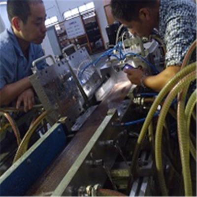 Chine Plancher de SPC faisant à fabricants de machine la machine en bois de production de plancher à vendre