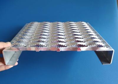 Chine Grilles de sécurité de Diamond Hole Aluminum Grip Strut 2.0mm 2.5mm pour le passage couvert à vendre