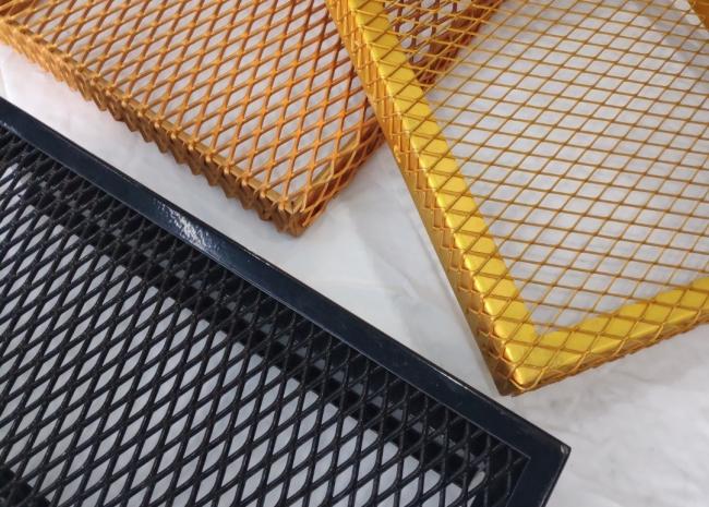 Expanded metal mesh installation example for safety fencing