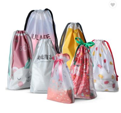 China Desenhos animados impermeáveis saco geado do presente do cordão do PE do CPE à venda