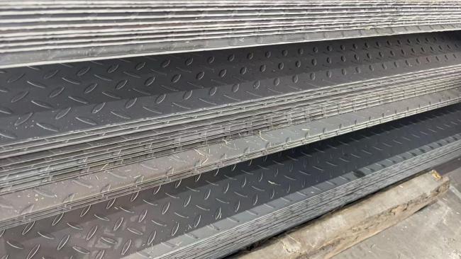 Heavy duty diamond tread plate for industrial flooring
