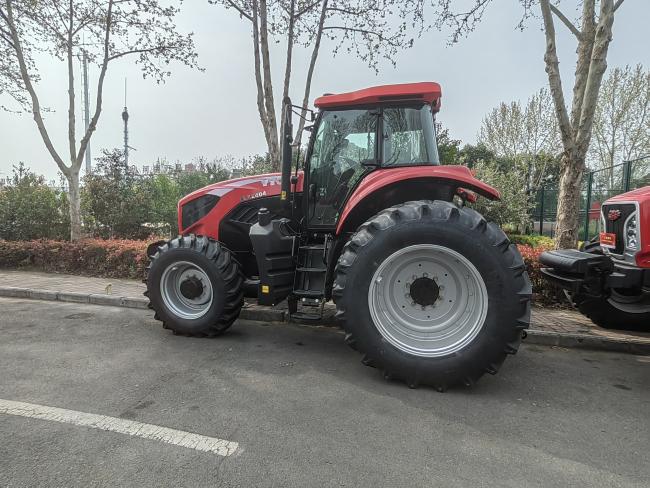 YTO 240HP ELX2404 Tractor1.jpg