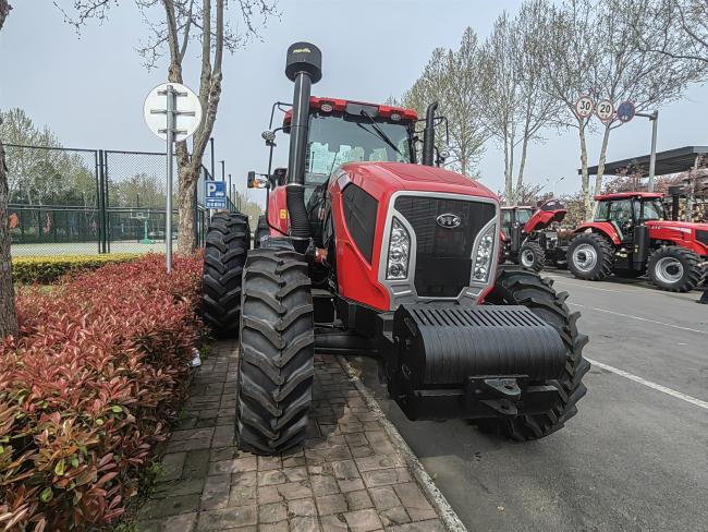 YTO 240HP ELX2404 Tractor2.jpg