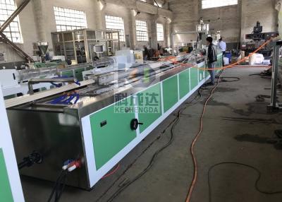 China Línea de producción automática de perfiles plásticos de madera de PVC WPC Co Extrudido Máquina para hacer perfiles de plástico de PVC en venta