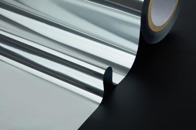 Chine Film de polyester stratifié métallisé adapté aux besoins du client de papier d'aluminium d'or de scintillement de film de BOPP à vendre
