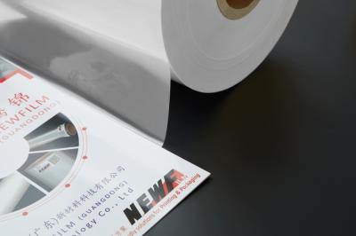 China Película de laminación térmica PET para la caja de embalaje de cigarrillos buena para impresión UV y estampado en caliente en venta