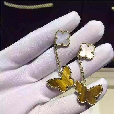 China Gelukkige Alhambra 18K Gouden Oorringen 2 Motieven Witte Moeder van Parel met Vlindervorm Te koop