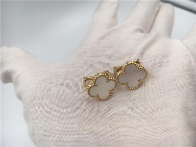 Chine Boucles d'oreille d'or d'Alhambra 18K de cru avec la forme de feuille blanche de nacre/trèfle à vendre