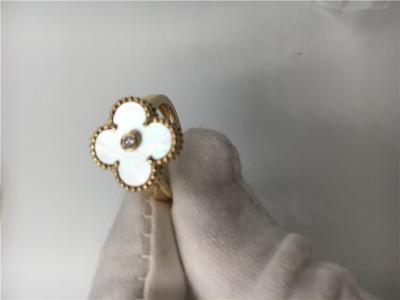 中国 白い真珠母の型のアルハンブラの黄色18kの金の指輪の円形のダイヤモンド 販売のため