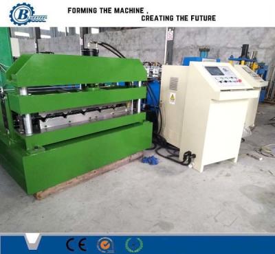 Chine Acier hydraulique ridé couvrant la machine de rabattement de feuille, petit pain de toiture en métal formant la machine à vendre
