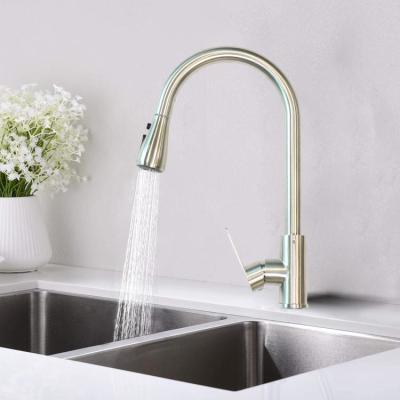 中国 304 stainless steel single handle chrome kitchen mixer sink faucet with pull out sprayer 販売のため