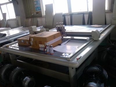 China Área de corte durable de la cortadora de la caja de papel 2500*1600m m para los materiales suaves en venta