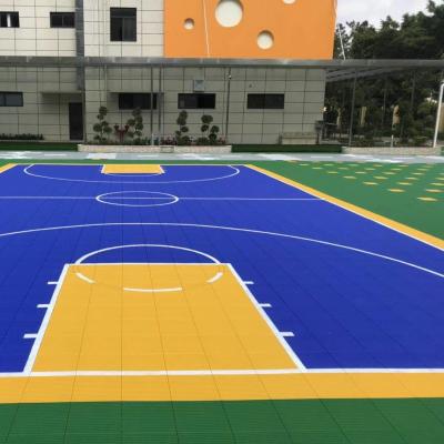 China Cortes al aire libre Pisos deportivos de azulejos de PP rojo de 15 mm de espesor con embalaje de cartón en venta