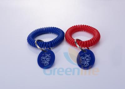 中国 注文色/ロゴの楕円形の札が付いている伸縮自在の螺線形の手首のコイルKeychains 販売のため