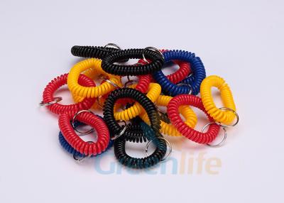 China Diversos colores del anillo de la soldadura de la muñeca de la bobina de los accesorios plásticos planos partidos de la insignia en venta