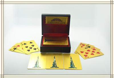 Chine Adaptez les cartes de jeu plaquées par or du carat 24K avec la boîte-cadeau en bois et les délivrez un certificat aux besoins du client à vendre