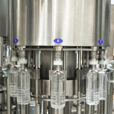 Chine 3 en 1 machine de remplissage d'eau minérale de boissons pour usine de fabrication à vendre