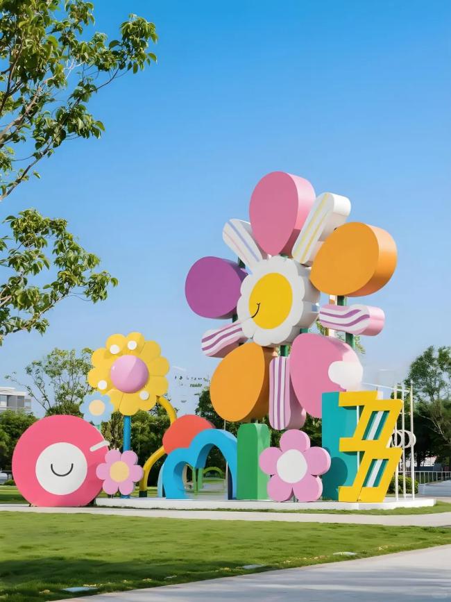 Interactive sculpture in retail development