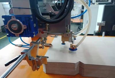 Chine Machine rigide intelligente de grande précision de fabrication de cartons avec 20 - 25pcs/min faisant de grandes boîtes à vendre
